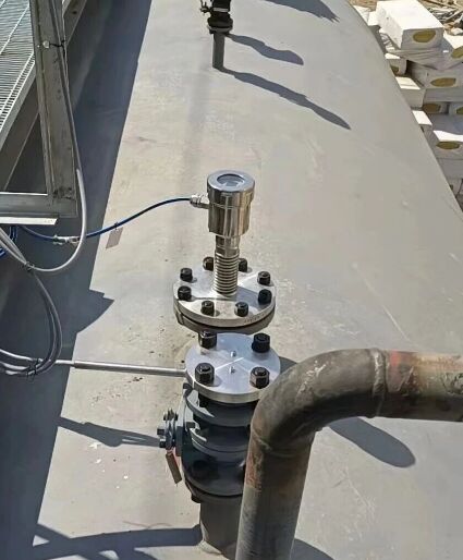 유도파 레이더는 어떻게 변압기 상수의 차이를 사용하여 인터페이스 레벨을 측정합니까?